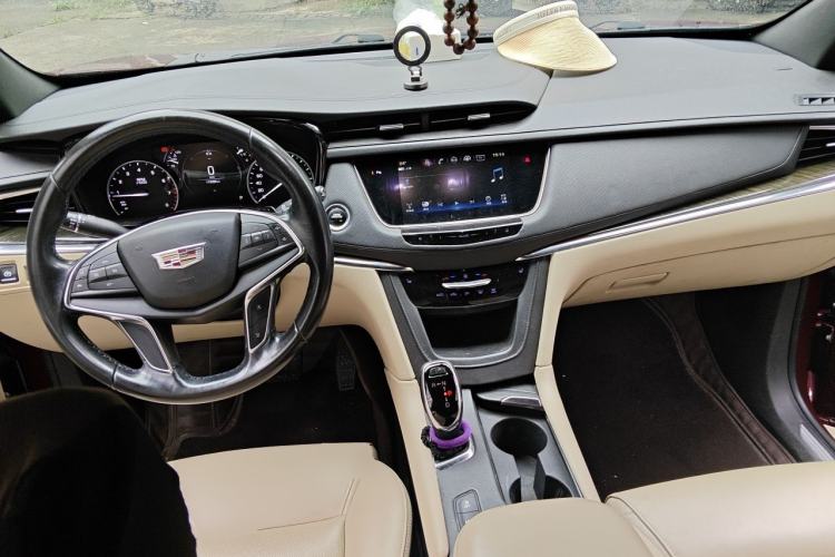 Used Cadillac XT5 2018 25T Luxury Model Center Console