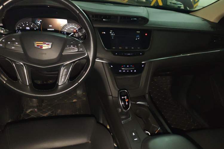 Used Cadillac XT5 2018 25T Luxury Model Center Console