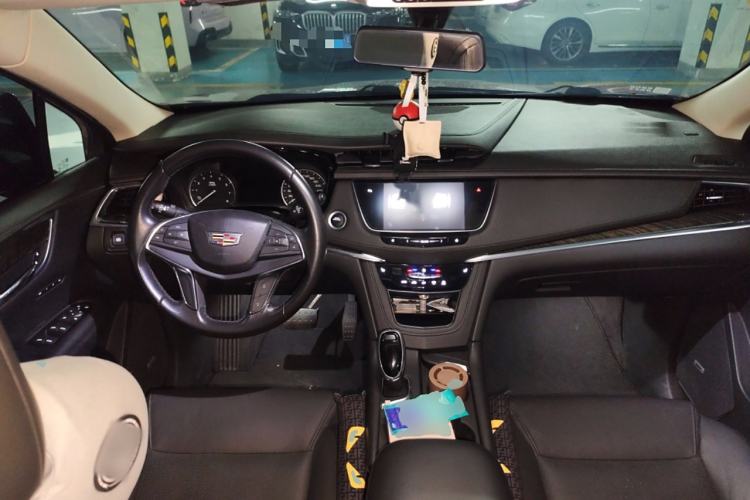 Used Cadillac XT5 2018 25T Luxury Model Center Console