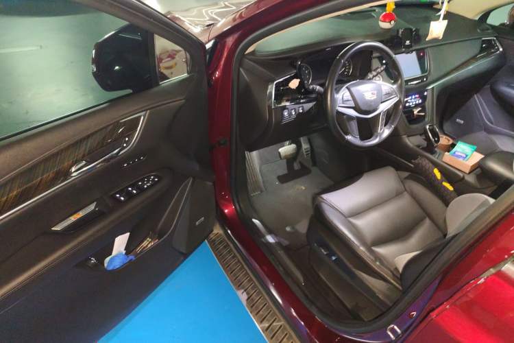 Used Cadillac XT5 2018 25T Luxury Model Driver Seat