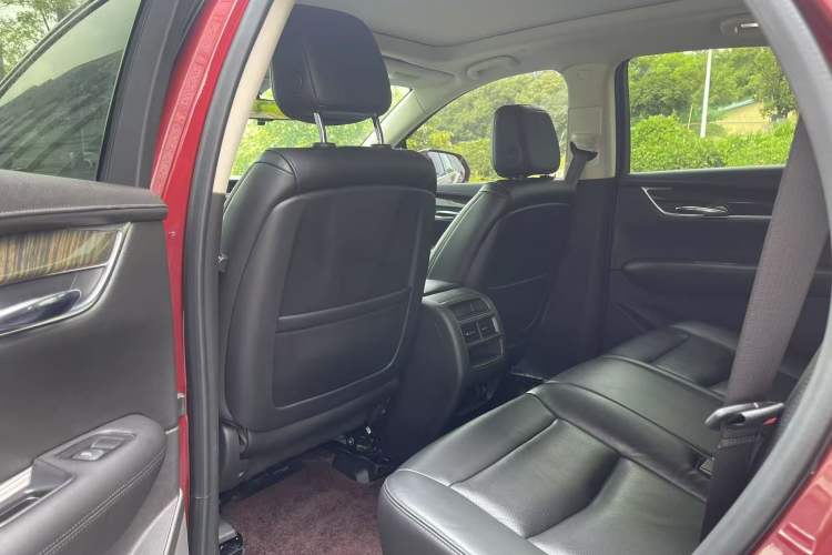 Used Cadillac XT5 2018 25T Luxury Model Interior 3