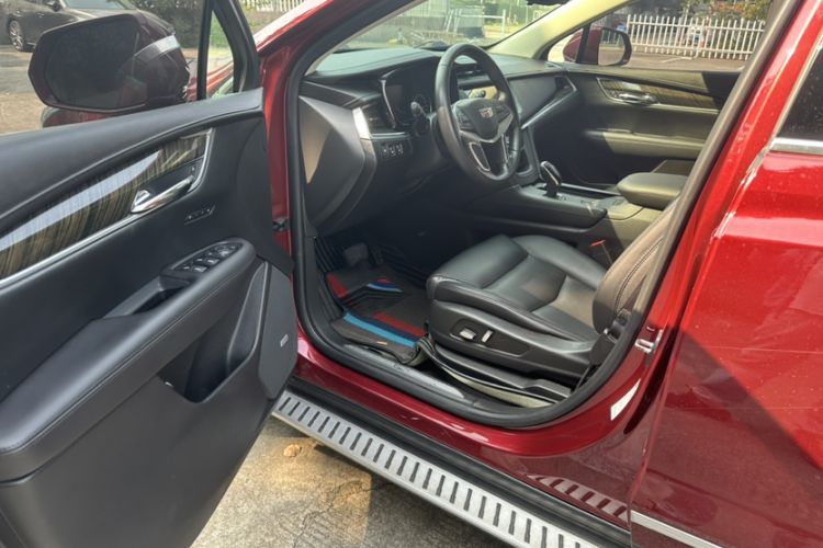 Used Cadillac XT5 2018 25T Luxury Model Interior 4