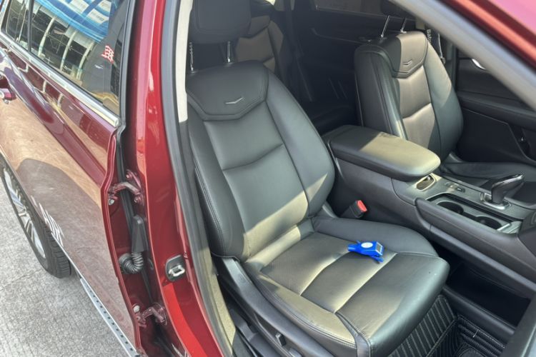 Used Cadillac XT5 2018 25T Luxury Model Interior 9