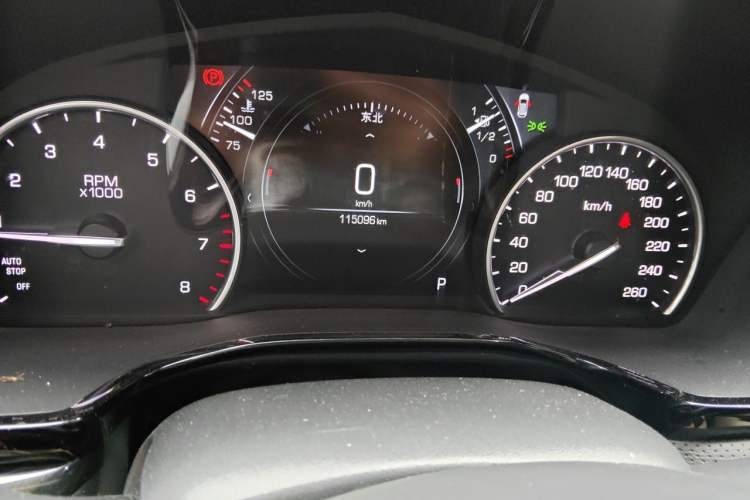 Used Cadillac XT5 2018 25T Luxury Model Odometer Close Up