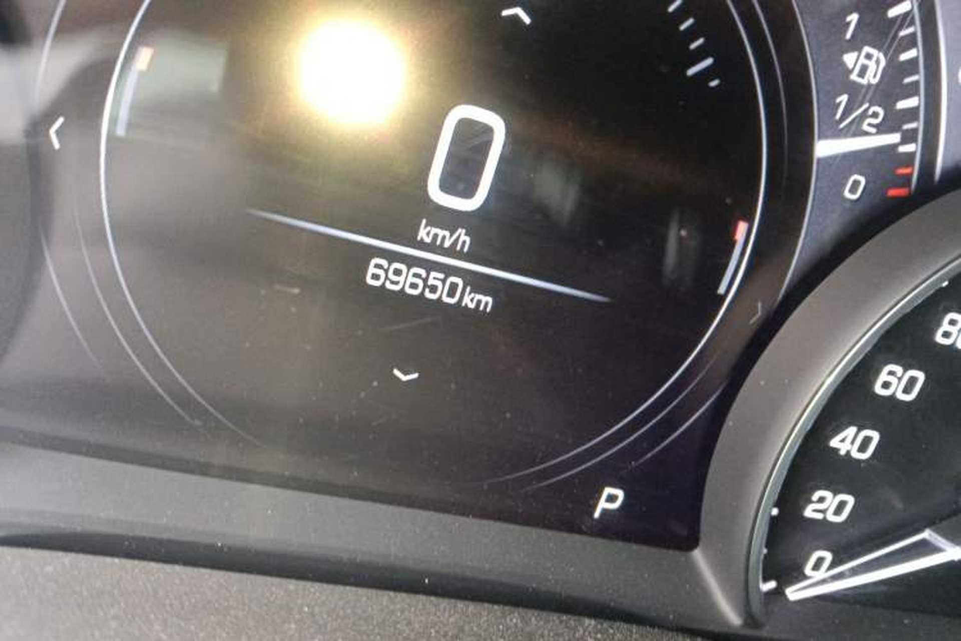 Used Cadillac XT5 2018 25T Luxury Model Odometer Close Up