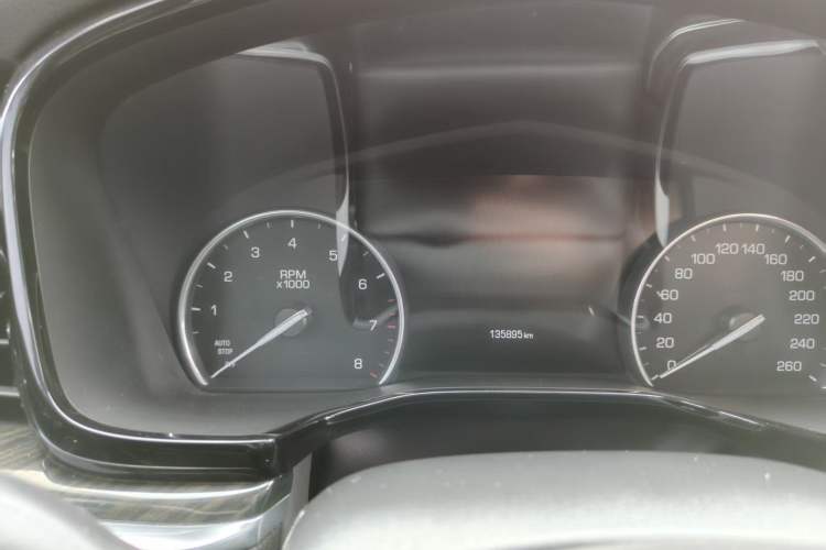 Used Cadillac XT5 2018 25T Luxury Model Odometer Close Up