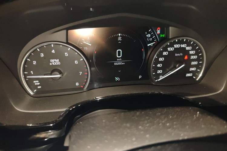 Used Cadillac XT5 2018 25T Luxury Model Odometer Close Up