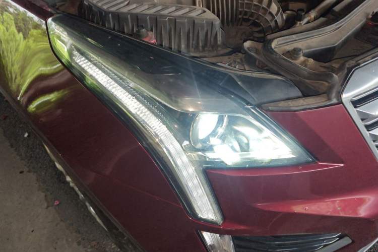 Used Cadillac XT5 2018 28E Four-Wheel Drive Tech Version Right Front Headlight