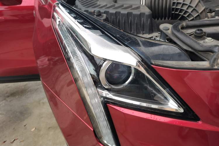 Used Cadillac XT5 2018 28E Four-Wheel Drive Tech Version Right Front Headlight