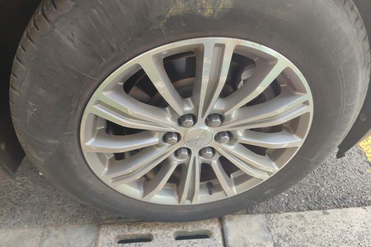 Used Cadillac XT5 2018 25T Luxury Model Right Front Wheel Hub