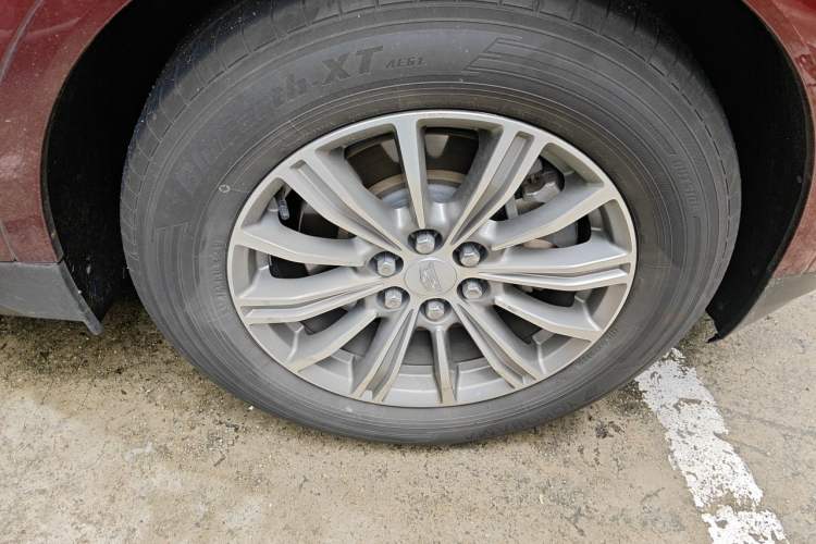 Used Cadillac XT5 2018 25T Luxury Model Right Front Wheel Hub