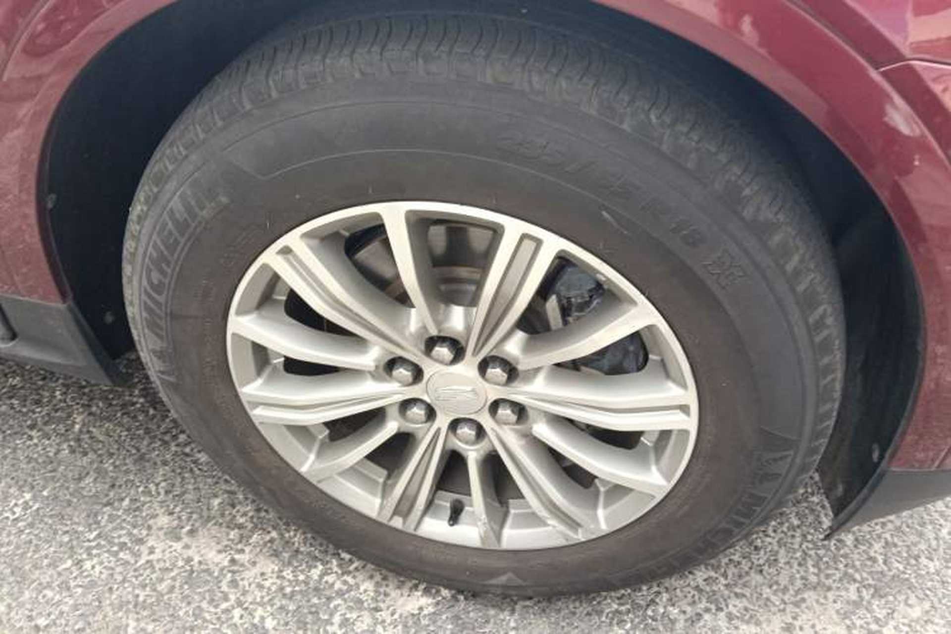 Used Cadillac XT5 2018 25T Luxury Model Right Front Wheel Hub