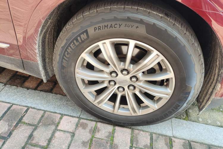 Used Cadillac XT5 2018 25T Luxury Model Right Front Wheel Hub