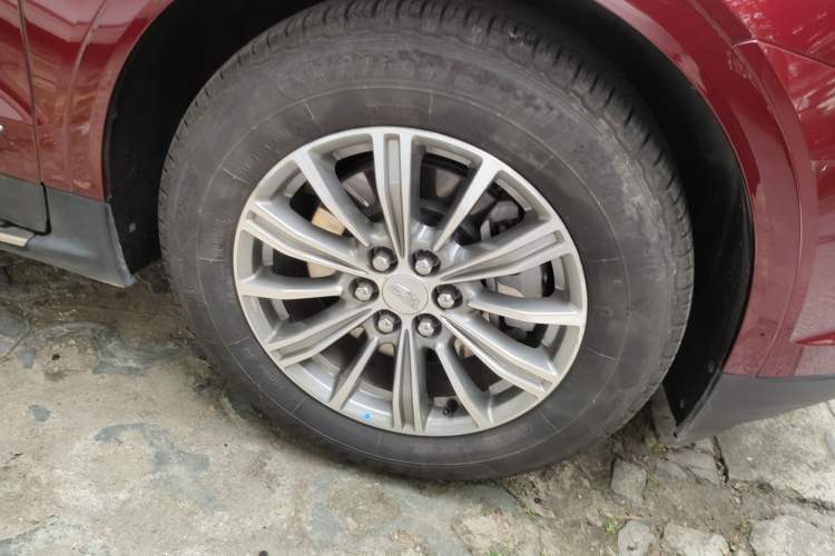 Used Cadillac XT5 2018 25T Luxury Model Right Front Wheel Hub