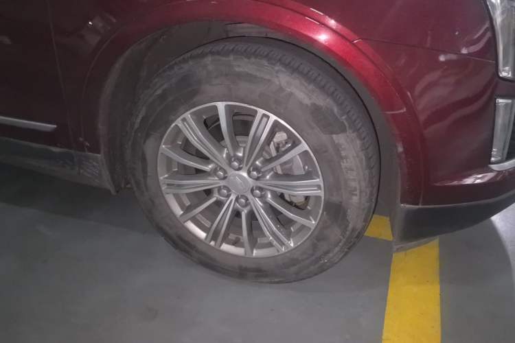Used Cadillac XT5 2018 25T Luxury Model Right Front Wheel Hub