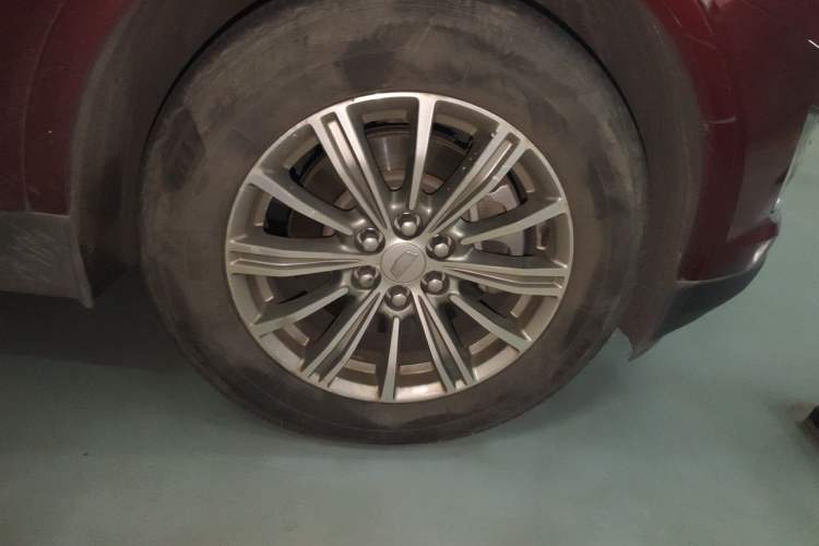 Used Cadillac XT5 2018 25T Luxury Model Right Front Wheel Hub