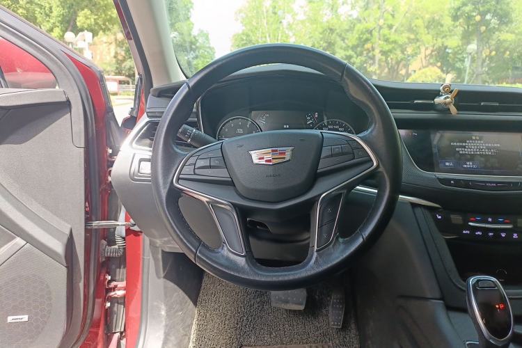 Used Cadillac XT5 2018 25T Luxury Model Steering Wheel