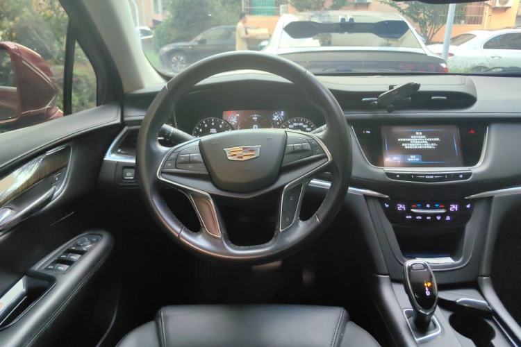 Used Cadillac XT5 2018 25T Luxury Model Steering Wheel