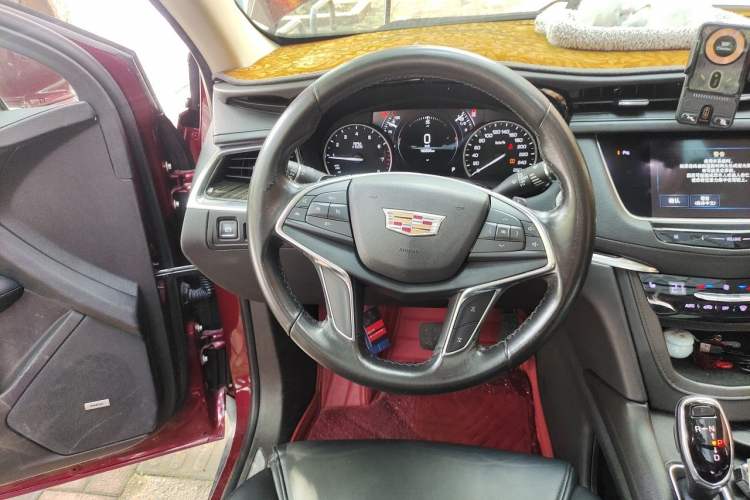 Used Cadillac XT5 2018 25T Luxury Model Steering Wheel
