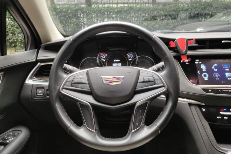 Used Cadillac XT5 2018 25T Luxury Model Steering Wheel