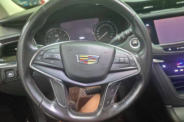 Used Cadillac XT5 2018 25T Luxury Model Steering Wheel