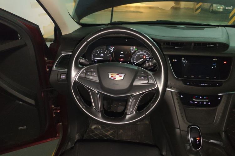 Used Cadillac XT5 2018 25T Luxury Model Steering Wheel