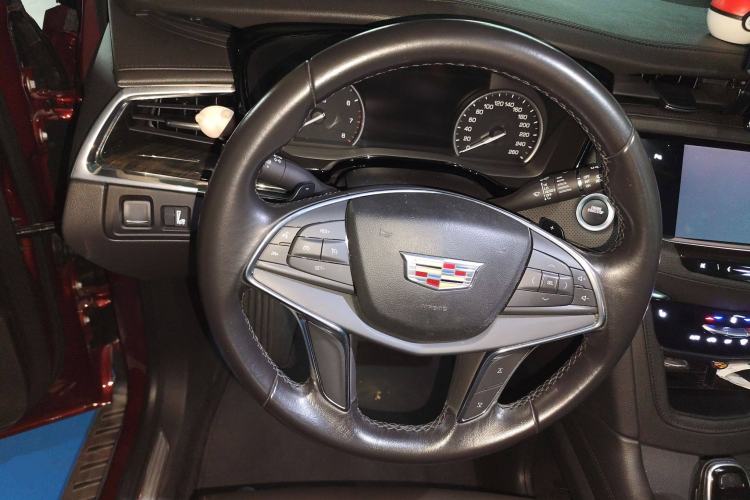 Used Cadillac XT5 2018 25T Luxury Model Steering Wheel