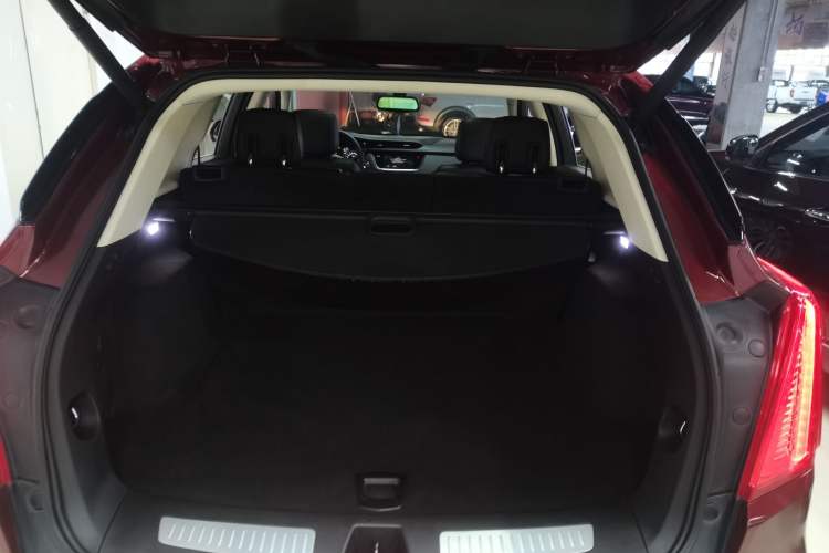 Used Cadillac XT5 2018 25T Luxury Model Trunk