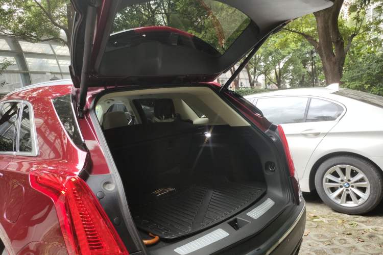 Used Cadillac XT5 2018 25T Luxury Model Trunk
