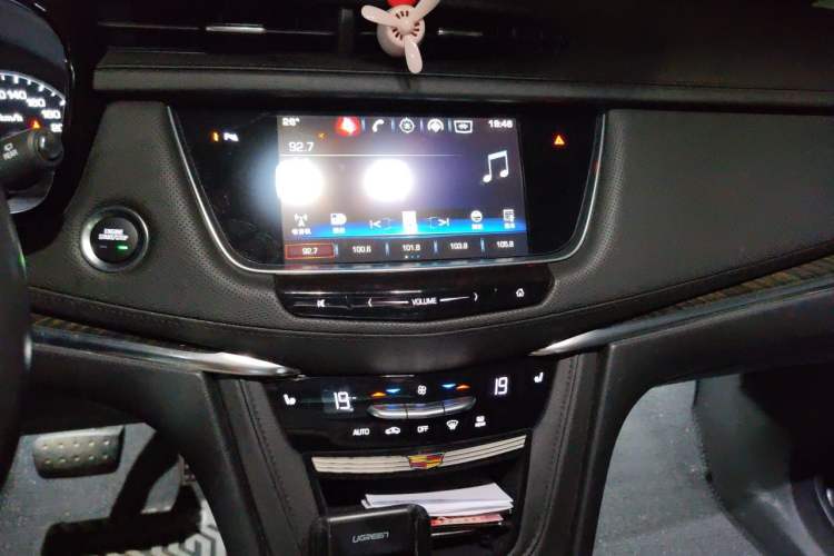 Used Cadillac XT5 2018 28T Four-Wheel Drive Luxury Model Audio And AC Panel