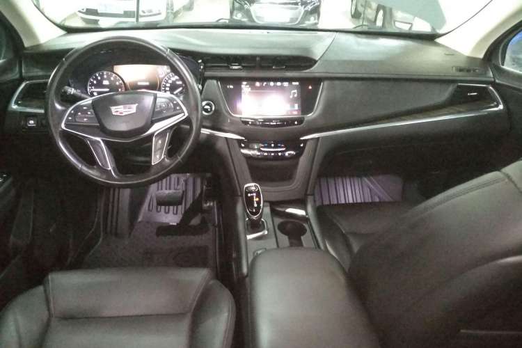 Used Cadillac XT5 2018 25T Luxury Model Center Console