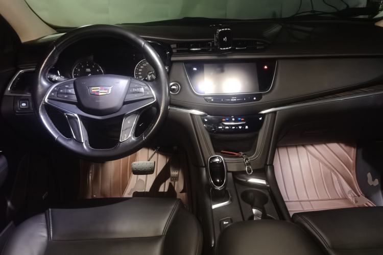 Used Cadillac XT5 2018 28T Four-Wheel Drive Luxury Model Center Console