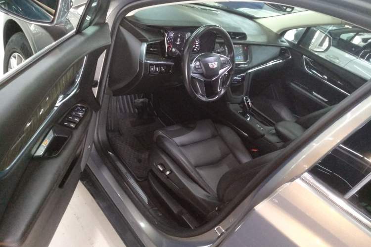Used Cadillac XT5 2018 25T Luxury Model Driver Seat