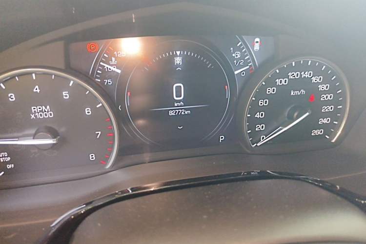 Used Cadillac XT5 2018 25T Luxury Model Odometer Close Up