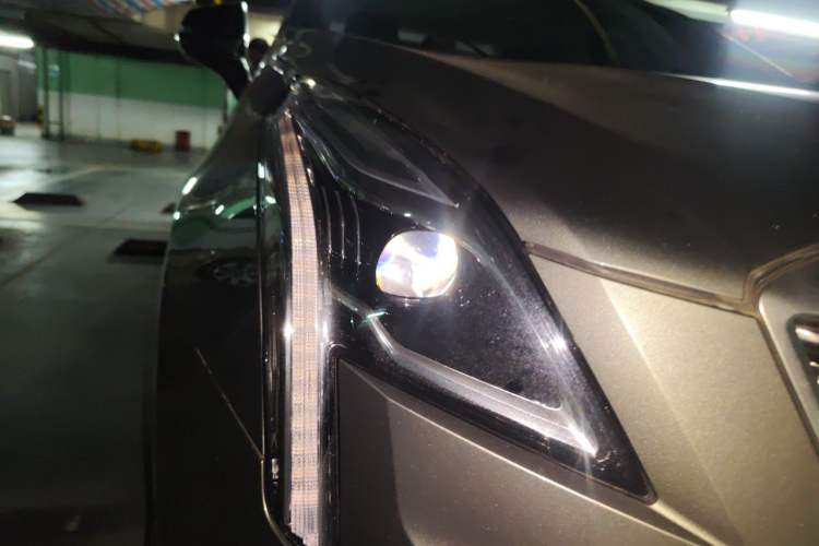 Used Cadillac XT5 2018 28T Four-Wheel Drive Luxury Model Right Front Headlight