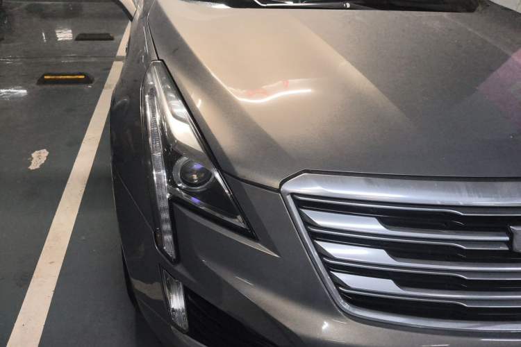 Used Cadillac XT5 2018 28E Four-Wheel Drive Tech Version Right Front Headlight