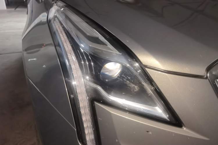 Used Cadillac XT5 2018 28T Four-Wheel Drive Luxury Model Right Front Headlight