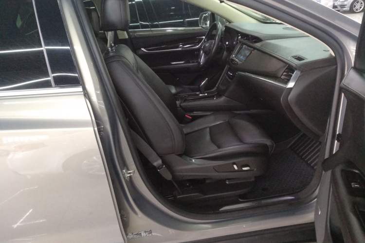 Used Cadillac XT5 2018 25T Luxury Model Right Front Seat
