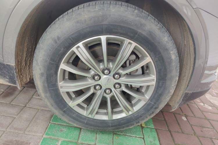 Used Cadillac XT5 2018 25T Luxury Model Right Front Wheel Hub