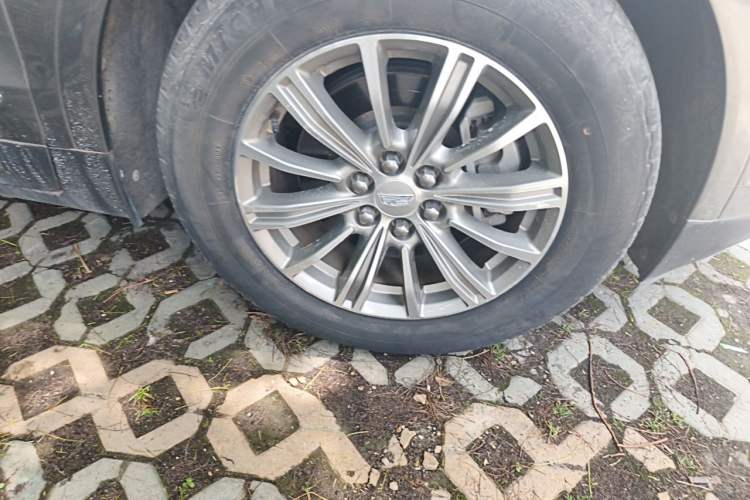 Used Cadillac XT5 2018 25T Luxury Model Right Front Wheel Hub
