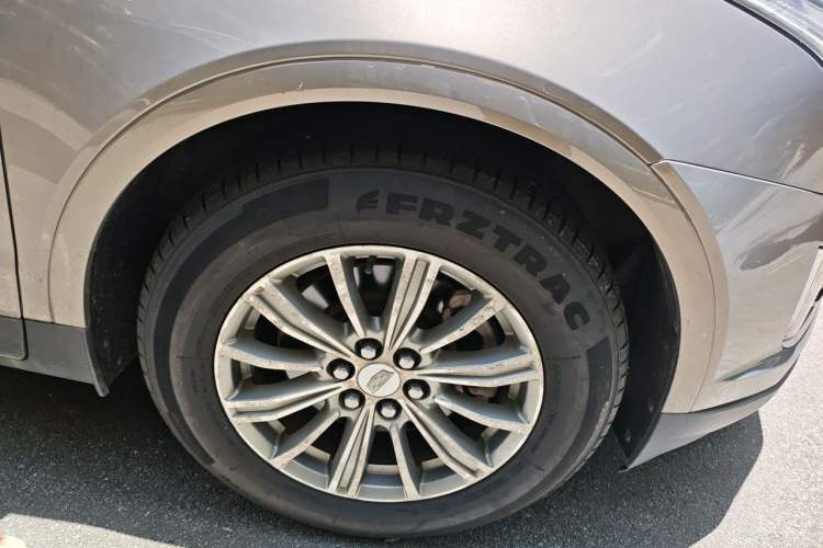 Used Cadillac XT5 2018 25T Luxury Model Right Front Wheel Hub