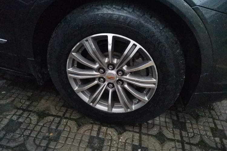 Used Cadillac XT5 2018 25T Luxury Model Right Front Wheel Hub