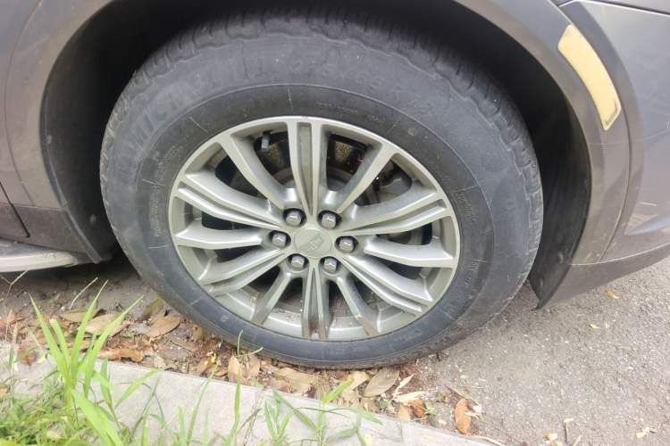 Used Cadillac XT5 2018 25T Luxury Model Right Front Wheel Hub