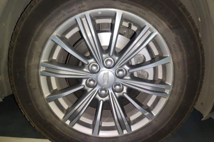 Used Cadillac XT5 2018 28T Four-Wheel Drive Luxury Model Right Front Wheel Hub