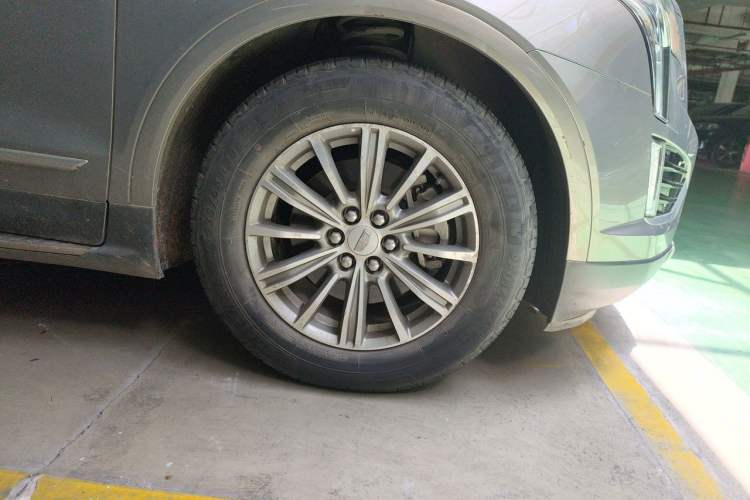 Used Cadillac XT5 2018 25T Luxury Model Right Front Wheel Hub
