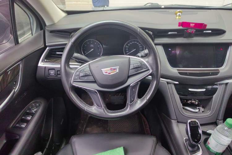 Used Cadillac XT5 2018 25T Luxury Model Steering Wheel