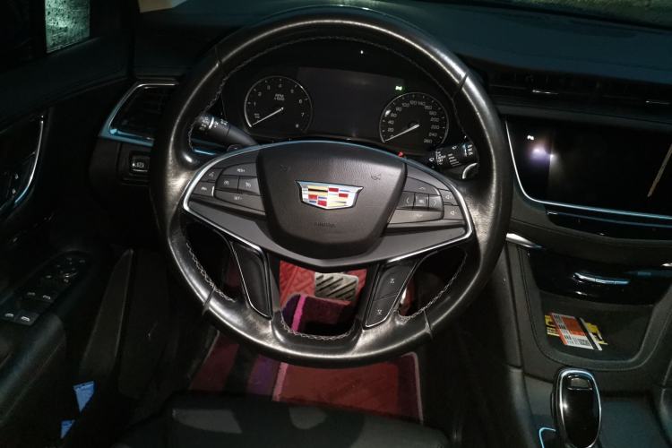 Used Cadillac XT5 2018 25T Luxury Model Steering Wheel