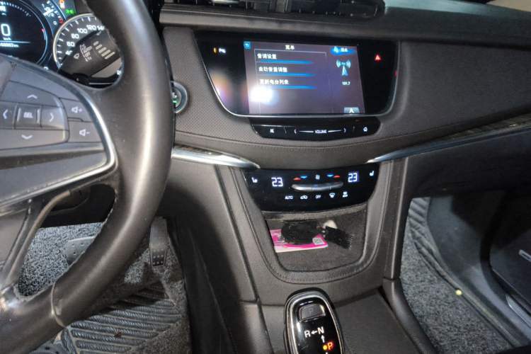 Used Cadillac XT5 2018 28T Four-Wheel Drive Luxury Model Audio And AC Panel