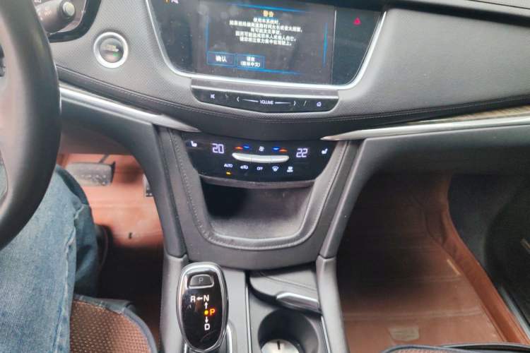 Used Cadillac XT5 2018 28T Four-Wheel Drive Luxury Model Audio And AC Panel
