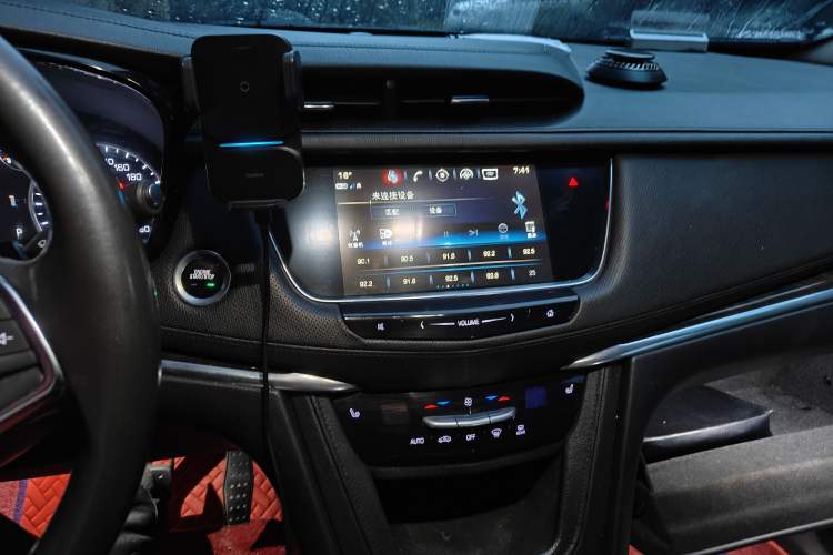 Used Cadillac XT5 2018 28T Four-Wheel Drive Luxury Model Audio And AC Panel